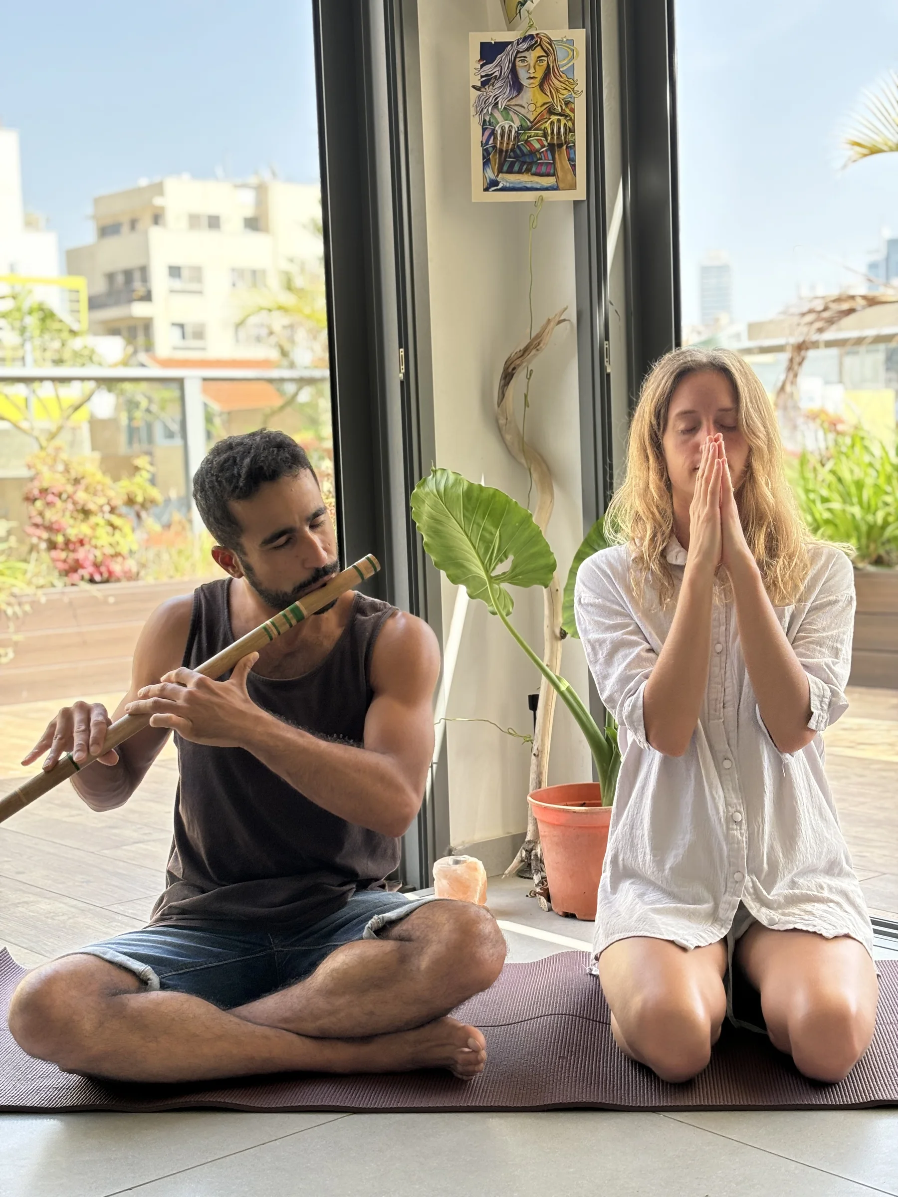 טל ערד מנגן בחליל לצד משתתפת בסשן סאונד הילינג חי